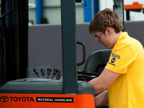 Обслуживание тормозного механизма колеса штабелера Toyota