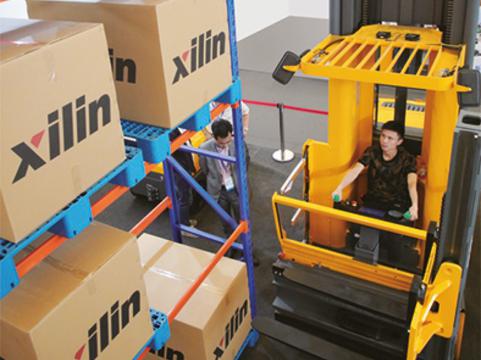 Замена грузового колеса узкопроходного штабелера Xilin